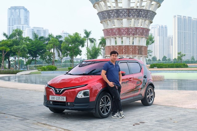 Anh Đinh C&ocirc;ng Thắng l&agrave; kh&aacute;ch h&agrave;ng ti&ecirc;n phong của VinFast VF 5, đặt cọc v&agrave;o cuối năm 2022 v&agrave; nhận xe v&agrave;o th&aacute;ng 6/2023. &nbsp;