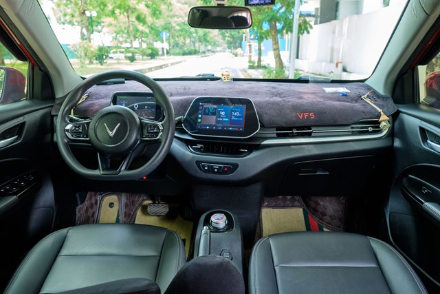 Sau 2 năm sử dụng với hơn 77.000 km lăn b&aacute;nh, nội thất chiếc VinFast VF 5 của anh Thắng vẫn c&ograve;n kh&aacute; mới. &nbsp;