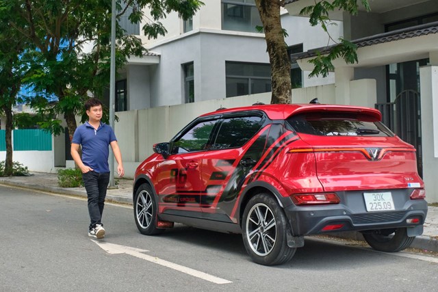 VinFast VF 5 di chuyển được khoảng 300 km khi sạc đầy, đ&aacute;p ứng được nhu cầu đi lại v&agrave; l&agrave;m việc h&agrave;ng ng&agrave;y của anh Thắng, vốn thường xuy&ecirc;n phải di chuyển nhiều. &nbsp;