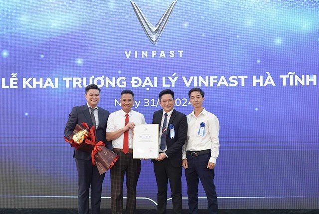 Đại diện VinFast Việt Nam trao giấy chứng nhận ủy quyền cho VinFast H&agrave; Tĩnh. &nbsp;