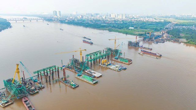 To&agrave;n cảnh c&ocirc;ng trường Cầu Trần Hưng Đạo, nhiều mũi thi c&ocirc;ng đang được triển khai đồng loạt tr&ecirc;n bờ v&agrave; giữa s&ocirc;ng Hồng.