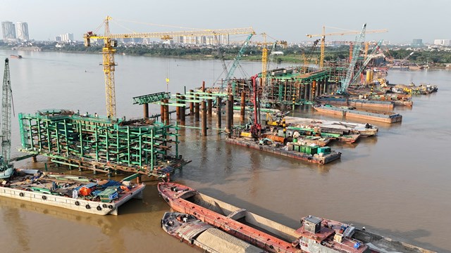 Cầu Trần Hưng Đạo đạt tiến độ “thần tốc”, thành công vượt lũ, trụ cầu vươn cao, dựng vòm thép chỉ sau 8 tháng khởi công - Ảnh 1