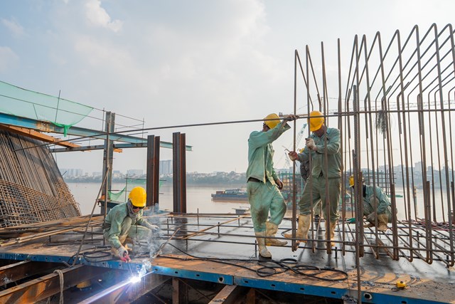 Cầu Trần Hưng Đạo đạt tiến độ “thần tốc”, thành công vượt lũ, trụ cầu vươn cao, dựng vòm thép chỉ sau 8 tháng khởi công - Ảnh 3