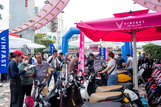 Kh&ocirc;ng kh&iacute; sự kiện lu&ocirc;n s&ocirc;i động khi đ&ocirc;ng đảo người d&acirc;n đều muốn trực tiếp trải nghiệm xe m&aacute;y điện của VinFast.&nbsp;