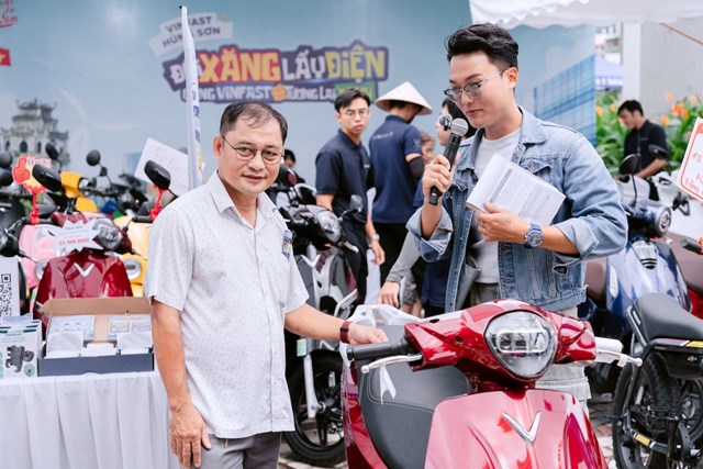 &Ocirc;ng Đỗ Thanh T&ugrave;ng (b&ecirc;n tr&aacute;i) ủng hộ chuyển đổi sang xe điện để gi&uacute;p m&ocirc;i trường sống xanh, sạch hơn &nbsp;
