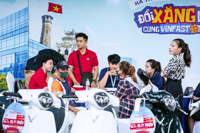 Khu vực tư vấn v&agrave; đăng k&yacute; trải nghiệm lu&ocirc;n tấp nập kh&aacute;ch h&agrave;ng &nbsp;