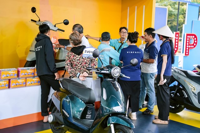 Khu vực trưng b&agrave;y của sự kiện lu&ocirc;n tấp nập kh&aacute;ch h&agrave;ng, đặc biệt l&agrave; nơi c&oacute; mẫu Evo Grand &nbsp;