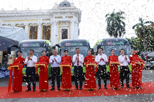 VinBus khai trương tuyến bu&#253;t điện miễn ph&#237; E11 - phục vụ người d&#226;n tham quan c&#225;c điểm du lịch nổi tiếng của Thủ Đ&#244; - Ảnh 1