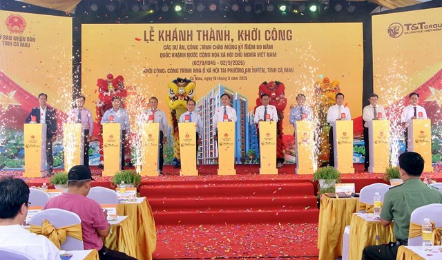 C&aacute;c đại biểu thực hiện nghi lễ khởi c&ocirc;ng c&ocirc;ng tr&igrave;nh nh&agrave; ở x&atilde; hội tại phường An Xuy&ecirc;n, tỉnh C&agrave; Mau &nbsp;