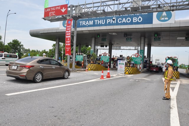 Mua ô tô không chỉ trả tiền xe: Người dân còn phải đóng những khoản gì? - Ảnh 1