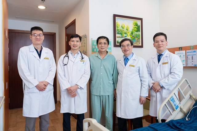 Bệnh nh&acirc;n Khu&ecirc; (giữa) sau 2 lần điều trị th&agrave;nh c&ocirc;ng căn bệnh ung thư c&ugrave;ng &ecirc;-k&iacute;p điều trị tại Vinmec Times City.