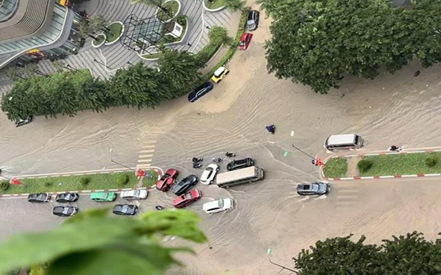 Ảnh: FB Trần Trọng An: Một ng&atilde; tư nội th&agrave;nh mưa ngập nh&igrave;n từ tr&ecirc;n cao &nbsp;