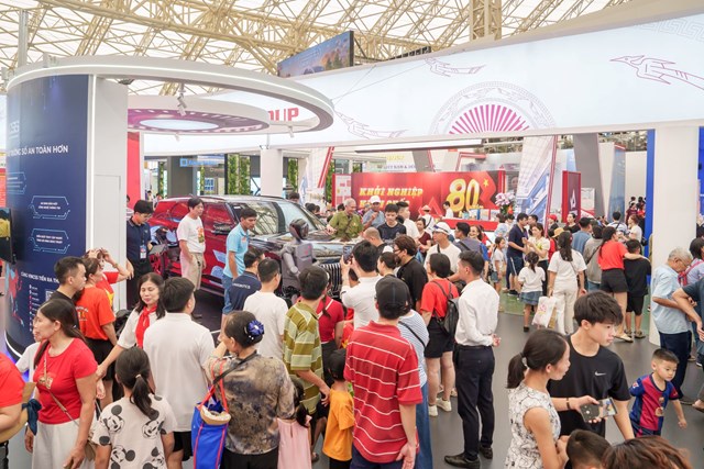 Đ&ocirc;ng đảo kh&aacute;ch h&agrave;ng đ&atilde; c&oacute; mặt tại gian h&agrave;ng Vingroup ở triển l&atilde;m 80 năm th&agrave;nh tựu đất nước để chi&ecirc;m ngưỡng Lạc Hồng 900 LX. &nbsp;