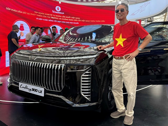 &Ocirc;ng Vũ Ho&agrave;ng Nam (H&agrave; Nội) cho rằng Lạc Hồng 900 LX rất xứng đ&aacute;ng để phục vụ c&aacute;c yếu nh&acirc;n như nguy&ecirc;n thủ quốc tế. &nbsp;