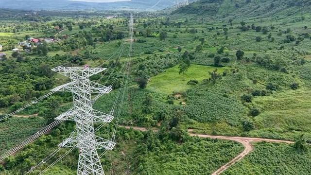 Sau hơn 6 th&aacute;ng thi c&ocirc;ng thần tốc, tuyến đường d&acirc;y truyền tải 220kV từ nh&agrave; m&aacute;y điện gi&oacute; Savan 1 tr&ecirc;n l&atilde;nh thổ L&agrave;o đ&atilde; được ho&agrave;n th&agrave;nh. &nbsp;