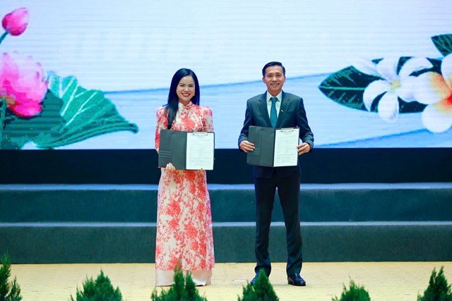 B&agrave; Nguyễn Thị Thanh B&igrave;nh, Ph&oacute; Tổng Gi&aacute;m đốc T&amp;T Group (b&ecirc;n tr&aacute;i) khẳng định, việc đầu tư Nh&agrave; m&aacute;y điện gi&oacute; Savan 1 v&agrave; li&ecirc;n kết với lưới truyền tải quốc gia c&oacute; &yacute; nghĩa quan trọng. &nbsp;