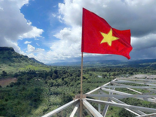 Sau hơn 6 th&aacute;ng thi c&ocirc;ng thần tốc, tuyến đường d&acirc;y truyền tải 220kV từ nh&agrave; m&aacute;y điện gi&oacute; Savan 1 tr&ecirc;n l&atilde;nh thổ L&agrave;o đ&atilde; được ho&agrave;n th&agrave;nh v&agrave; sẵn s&agrave;ng đấu nối v&agrave;o hệ thống điện quốc gia Việt Nam trong tương lai gần. &nbsp;