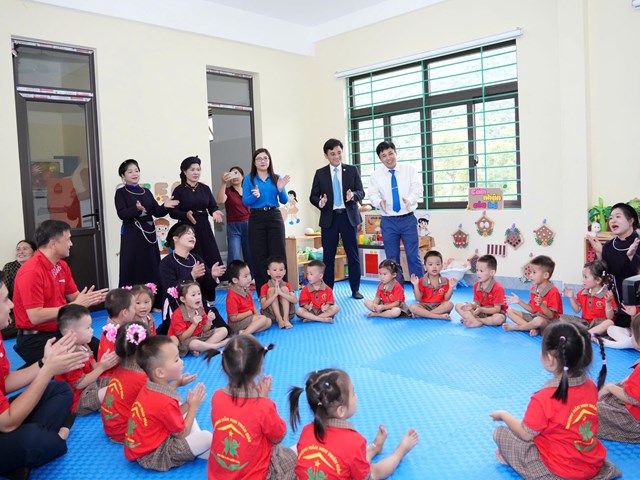 5. C&ocirc; v&agrave; tr&ograve; hạnh ph&uacute;c khi c&oacute; lớp học khang trang, an to&agrave;n từ sự chung tay của Bảo Việt