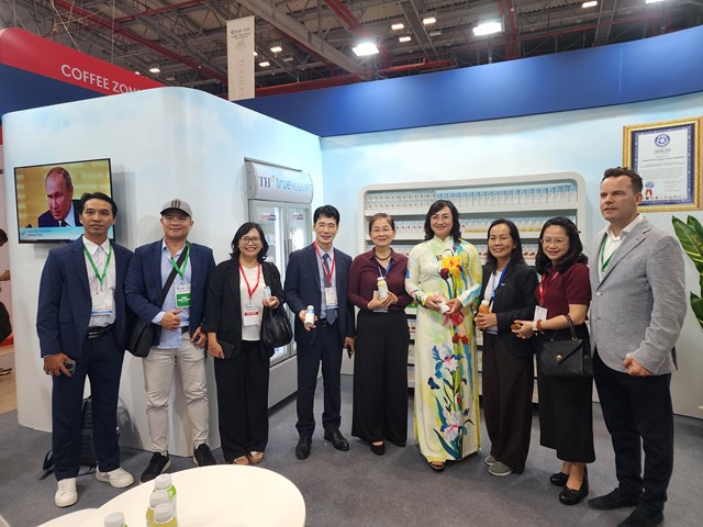 Thứ trưởng Bộ C&ocirc;ng thương Phan Thị Thắng (thứ 4 từ phải qua) v&agrave; một số cơ quan tham t&aacute;n thăm gian h&agrave;ng Tập đo&agrave;n TH &nbsp;