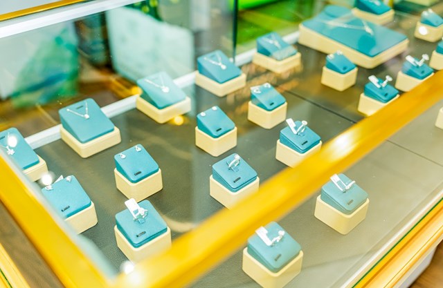 Giới trẻ Việt đang săn l&ugrave;ng kim cương nu&ocirc;i cấy v&igrave; gi&aacute; ph&ugrave; hợp với số đ&ocirc;ng người d&ugrave;ng.