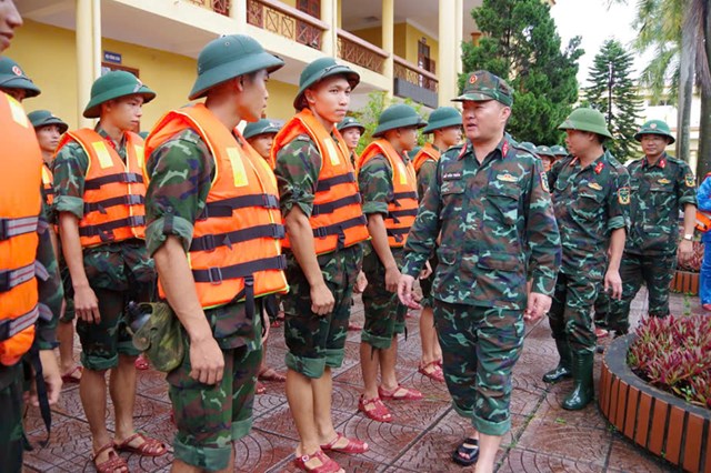 Đồng ch&iacute; Đại t&aacute; Đỗ Văn To&aacute;n, Sư đo&agrave;n Trưởng, Sư đo&agrave;n 346 kiểm tra c&ocirc;ng t&aacute;c chuẩn bị l&ecirc;n đường tham gia gi&uacute;p nh&acirc;n d&acirc;n huyện Ph&uacute; Lương khắc phục hậu quả cơn b&atilde;o số 3.