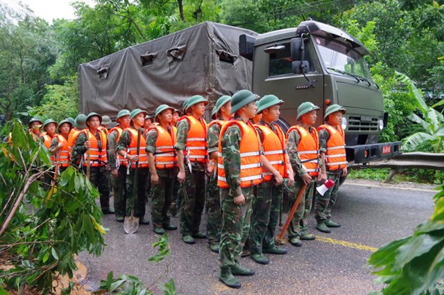 Sư đo&#224;n 346, Qu&#226;n khu 1 huy động hơn 250 c&#225;n bộ, chiến sĩ tham gia khắc phục hậu quả mưa lũ. - Ảnh 1