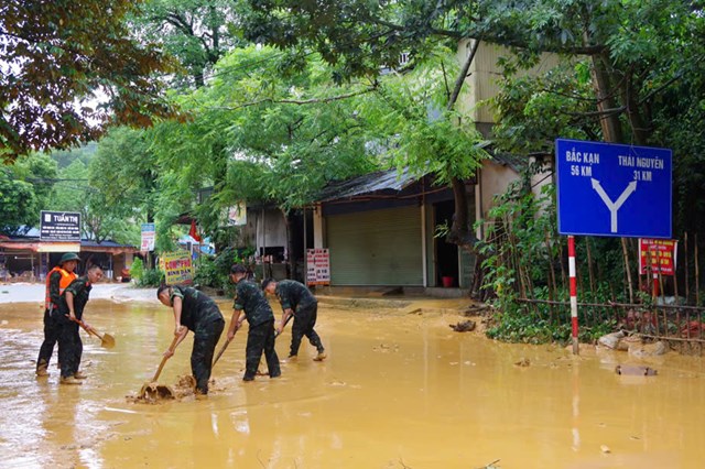 Sư đo&#224;n 346, Qu&#226;n khu 1 huy động hơn 250 c&#225;n bộ, chiến sĩ tham gia khắc phục hậu quả mưa lũ. - Ảnh 2