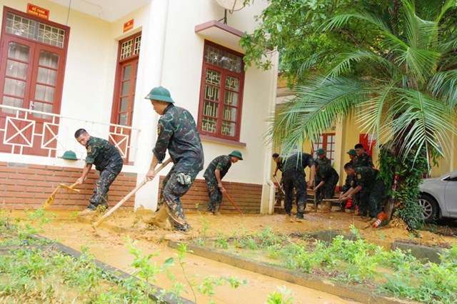 Sư đo&#224;n 346, Qu&#226;n khu 1 huy động hơn 250 c&#225;n bộ, chiến sĩ tham gia khắc phục hậu quả mưa lũ. - Ảnh 3