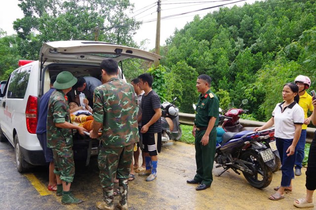 Kịp thời cứu đồng ch&iacute; Ng&acirc;m Ph&oacute; chủ tịch x&atilde; Y&ecirc;n Đổ, huyện Ph&uacute; Lương, tỉnh Th&aacute;i Nguy&ecirc;n bị v&ugrave;i trong đất, đa chấn thương, khi đang đi chỉ đạo khắc phục hậu quả b&atilde;o lụt. &nbsp;