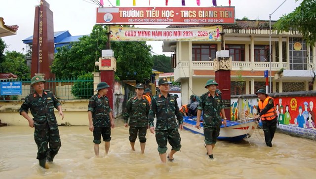 Đồng ch&iacute; Sư đo&agrave;n trưởng, Sư đo&agrave;n 346 (Thứ 2 từ phải sang) trực tiếp đi chỉ đạo cứu hộ c&aacute;c điểm ngập lụt, sạt lở. &nbsp;