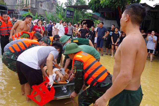 Sư đo&#224;n 346, Qu&#226;n khu 1 huy động hơn 250 c&#225;n bộ, chiến sĩ tham gia khắc phục hậu quả mưa lũ. - Ảnh 8