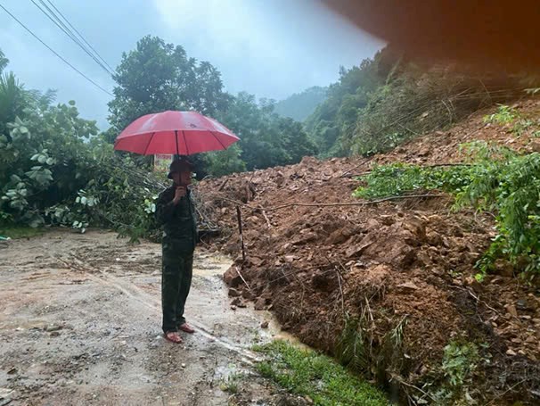 C&#225;n bộ, chiến sĩ huyện H&#224;m Y&#234;n - Tuy&#234;n Quang hết l&#242;ng v&#236; d&#226;n chống lũ - Ảnh 2