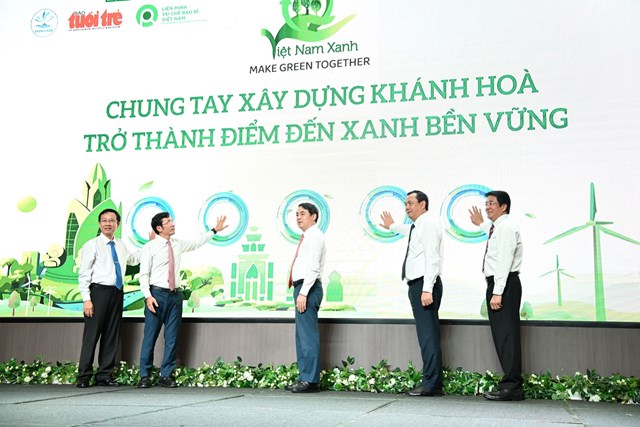 Nghi thức cam kết chung tay x&acirc;y dựng Kh&aacute;nh H&ograve;a trở th&agrave;nh điểm đến xanh to&agrave;n diện. &nbsp;