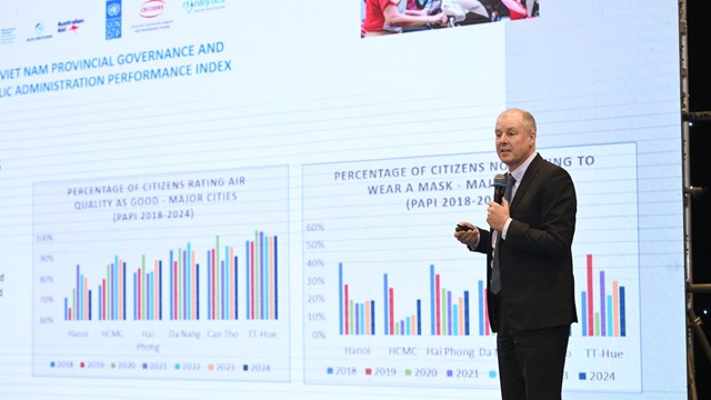 &Ocirc;ng David Payne, chuy&ecirc;n gia Quản l&yacute; chương tr&igrave;nh Quốc tế từ Chương tr&igrave;nh Ph&aacute;t triển của Li&ecirc;n Hợp Quốc (UNDP) tại Việt Nam ph&aacute;t biểu tại tọa đ&agrave;m