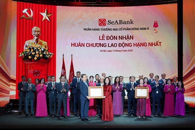 B&agrave; L&ecirc; Thu Thuỷ - Ph&oacute; Chủ tịch HĐQT SeABank đại di&ecirc;n Ng&acirc;n h&agrave;ng đ&oacute;n nhận Hu&acirc;n chương lao động hạng Nhất