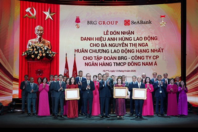 Uỷ vi&ecirc;n Bộ Ch&iacute;nh trị, Chủ tịch Quốc hội Trần Thanh Mẫn trao Danh hiệu Anh h&ugrave;ng Lao động cho doanh nh&acirc;n Nguyễn Thị Nga c&ugrave;ng Hu&acirc;n chương Lao động hạng Nhất cho Tập đo&agrave;n BRG v&agrave; Ng&acirc;n h&agrave;ng SeABank