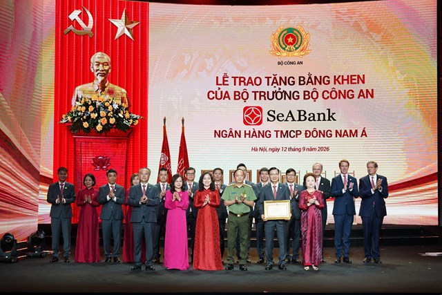 Ban l&atilde;nh  SeABank đ&oacute;n nhận Bằng khen của Bộ trưởng Bộ C&ocirc;ng an v&igrave; đ&atilde; c&oacute; th&agrave;nh t&iacute;ch xuất sắc trong phong tr&agrave;o &ldquo;To&agrave;n d&acirc;n bảo vệ an ninh Tổ quốc&rdquo;