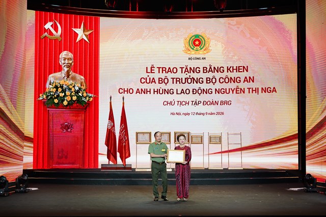 hứ trưởng Bộ Công an, Thượng tướng Đặng Hồng Đức trao Bằng khen của Bộ trưởng Bộ Công an tặng doanh nh&acirc;n Nguyễn Thị Nga