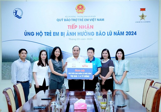 Nestlé Việt Nam ủng hộ sản phẩm dinh dưỡng và nước uống cho gia đình và trẻ em có hoàn cảnh khó khăn do bão Yagi thông qua Quỹ bảo trợ trẻ em Việt Nam