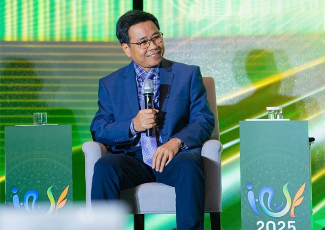 &Ocirc;ng L&ecirc; Ho&agrave;ng Minh - Gi&aacute;m đốc điều h&agrave;nh sản xuất ki&ecirc;m Trưởng dự &aacute;n Net Zero của Vinamilk tại Diễn đ&agrave;n Doanh nghiệp Ph&aacute;t triển bền vững Việt Nam (VCSF) lần thứ 12 (Ảnh: Minh Anh). &nbsp;