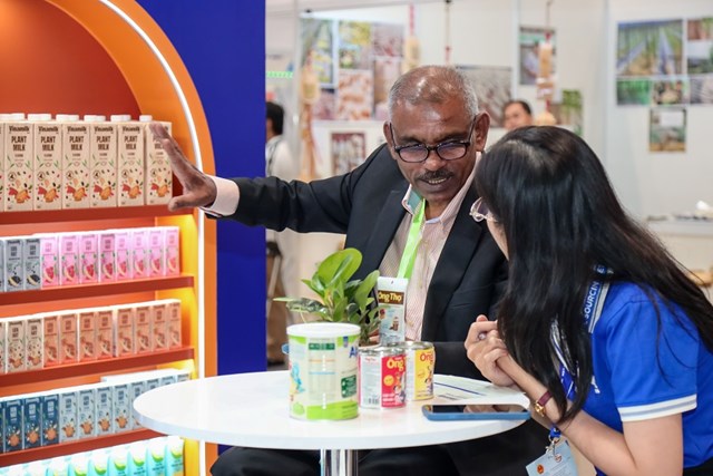 Vinamilk l&agrave; doanh nghiệp sữa đầu ti&ecirc;n sở hữu cả trang trại v&agrave; nh&agrave; m&aacute;y đạt trung h&ograve;a carbon theo ti&ecirc;u chuẩn PAS 2060:2014 (Ảnh: Minh Anh). &nbsp;
