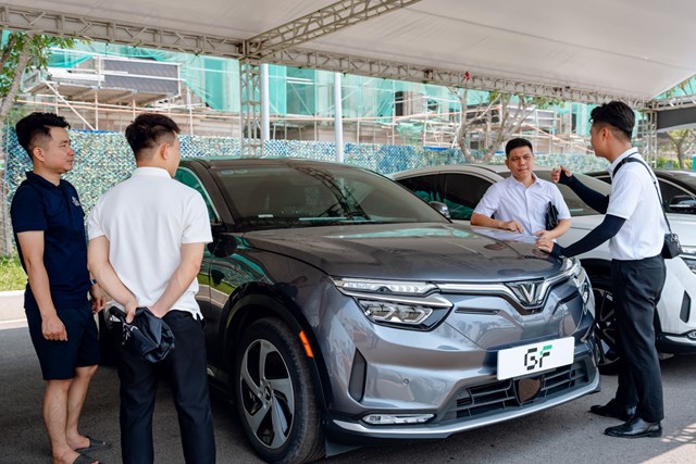 Người d&#249;ng h&#224;i l&#242;ng với VinFast VF 8 “lướt” từ GF: “Gi&#225; tốt, chất lượng xe như mới” - Ảnh 1