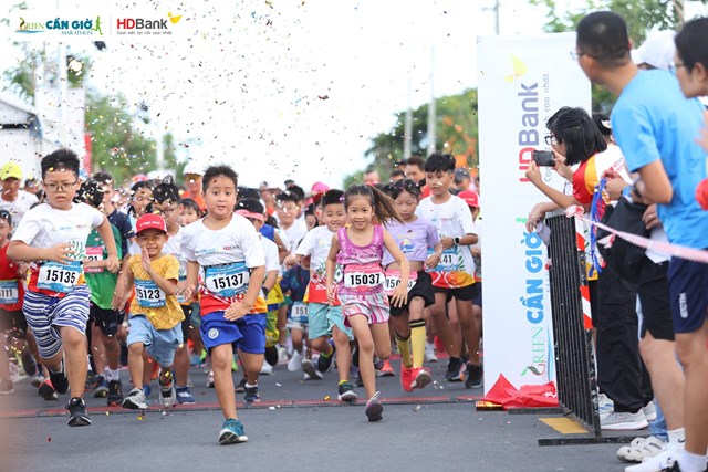 C&aacute;c Runners &ldquo;nh&iacute;&rdquo; h&agrave;o hứng bứt tốc ngay khi tiếng c&oacute;i xuất ph&aacute;t cất l&ecirc;n