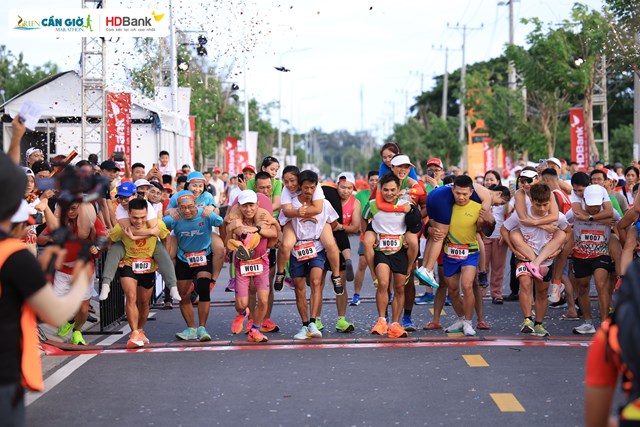 &ldquo;Chồng c&otilde;ng vợ&rdquo; l&agrave; &ldquo;đặc sản&rdquo; của giải đấu v&igrave; t&iacute;nh s&aacute;ng tạo, th&uacute; vị g&oacute;p phần gắn kết t&igrave;nh cảm lứa đ&ocirc;i