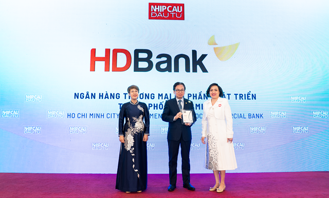 &Ocirc;ng Trần Ho&agrave;i Phương- Gi&aacute;m đốc Ng&acirc;n h&agrave;ng Doanh nghiệp HDBank- đại diện HDBank nhận giải &nbsp;