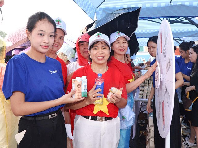 Hơn 2.000 người cao tuổi đồng diễn dân vũ chủ động sống khỏe, rực rỡ tuổi hoàng kim - Ảnh 18