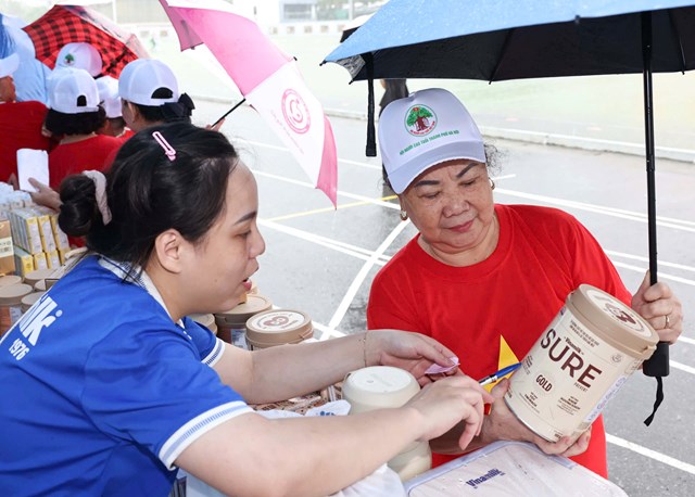 Hơn 2.000 người cao tuổi đồng diễn dân vũ chủ động sống khỏe, rực rỡ tuổi hoàng kim - Ảnh 8
