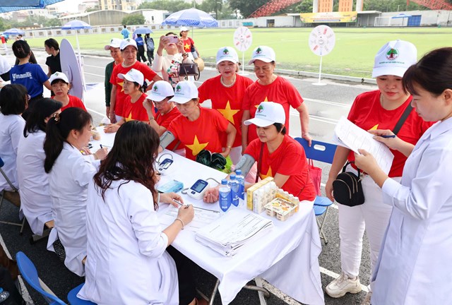 Hơn 2.000 người cao tuổi đồng diễn dân vũ chủ động sống khỏe, rực rỡ tuổi hoàng kim - Ảnh 2