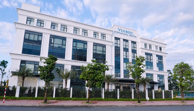 Vinmec Riverside c&oacute; tổng diện t&iacute;ch 25.745 m&sup2;, quy m&ocirc; 5 tầng nổi, 25 ph&ograve;ng kh&aacute;m, đ&aacute;p ứng khoảng 150.000 lượt kh&aacute;m/năm.