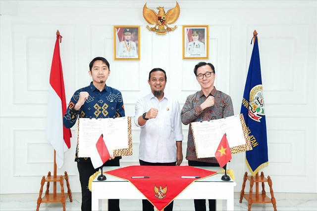 &nbsp;Lễ k&yacute; kết hợp t&aacute;c c&oacute; sự tham dự của &ocirc;ng Andi Sudirman Sulaiman, Thống đốc tỉnh Nam Sulawesi (đứng giữa), v&agrave; c&aacute;c l&atilde;nh đạo cấp cao của hai doanh nghiệp.